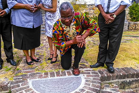 ACSA_Abp -Thabo -Makgoba -Bishopscourt -staff -plaque -Nelson -Mandela -press -conference _460x 307