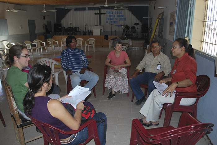 MU_Sheran -Harper -facilitating -Mothers -Union -Parenting -Training -in -Argentina _700x 467