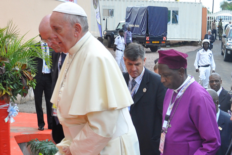 Uganda _Namugongo _Pope _Francis _Abp _Stanley _walk _02_460