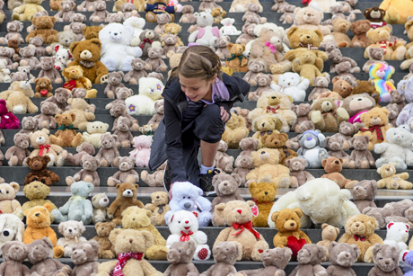 WV-Matt -Crossick PA-Wire _Bears -on -Stairs -St -Pauls -Cathedral -London -before -departure -to -Imvepi -refugee -camp -northen -Uganda -Bears -on -Stairs -01