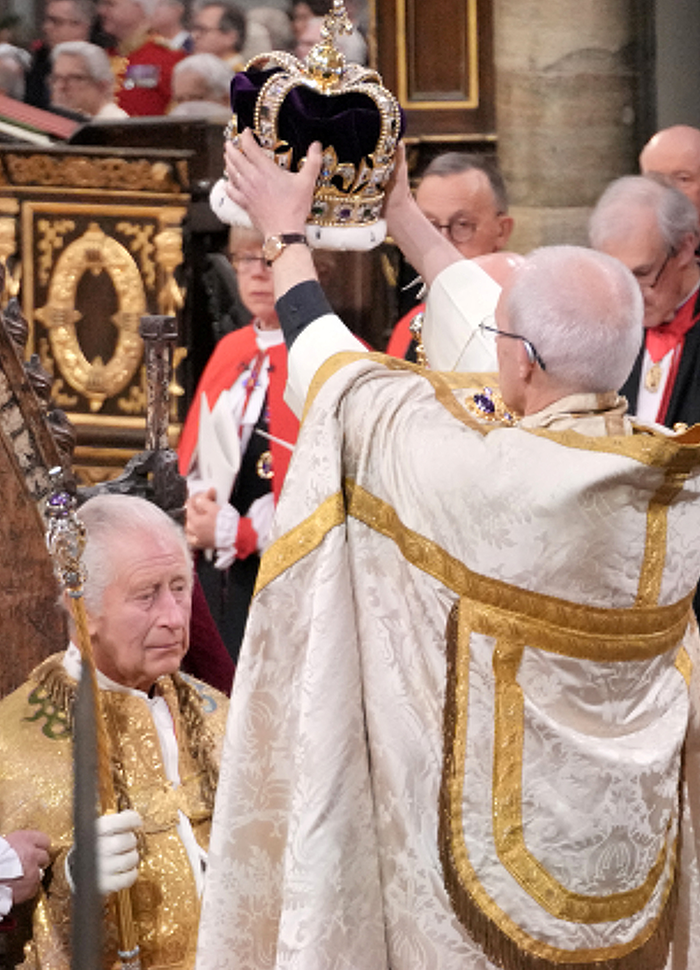 King -Charles -III-receives -The -St -Edwards -Crown -during -his -coronation -ceremony _ 230506_Aaron -Chown -Pool -REUTERS_700x 970