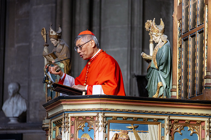 El cardenal Stephen Chow Saau-yan predica en la catedral de Canterbury